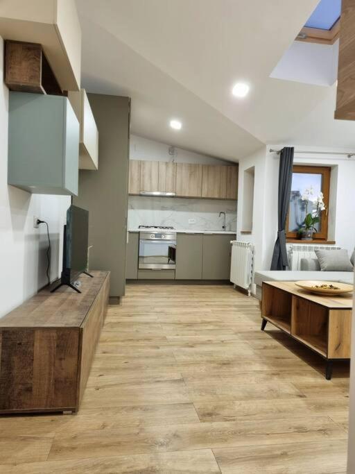 Cozy Apartment Near City Center Bucarest Esterno foto