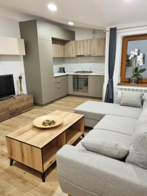 Cozy Apartment Near City Center Bucarest Esterno foto