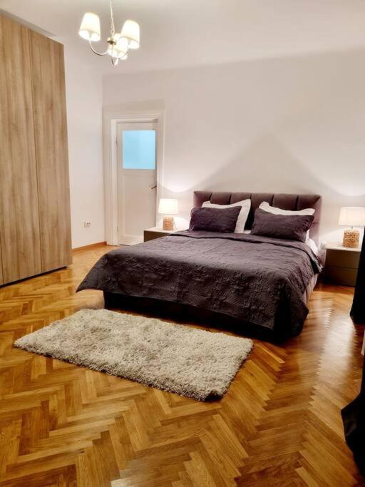 Cozy Apartment Near City Center Bucarest Esterno foto