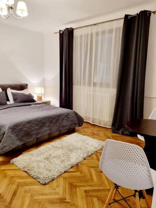 Cozy Apartment Near City Center Bucarest Esterno foto