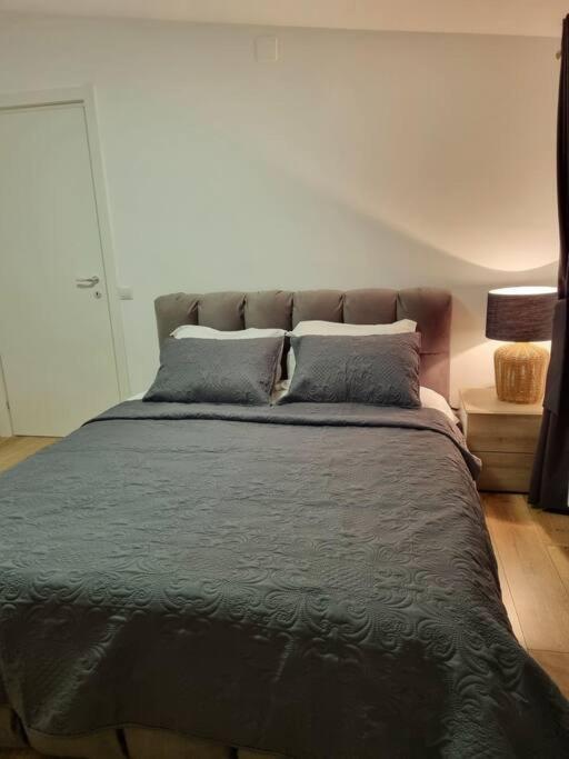 Cozy Apartment Near City Center Bucarest Esterno foto