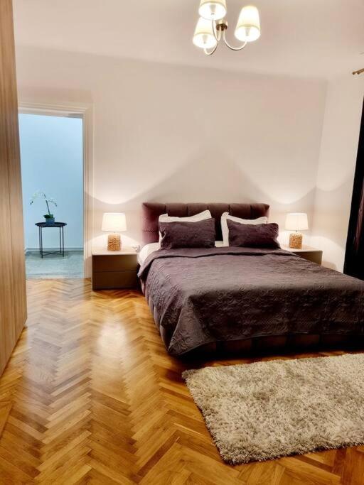 Cozy Apartment Near City Center Bucarest Esterno foto