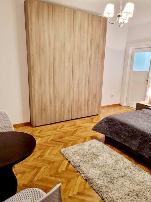 Cozy Apartment Near City Center Bucarest Esterno foto