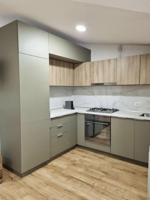 Cozy Apartment Near City Center Bucarest Esterno foto