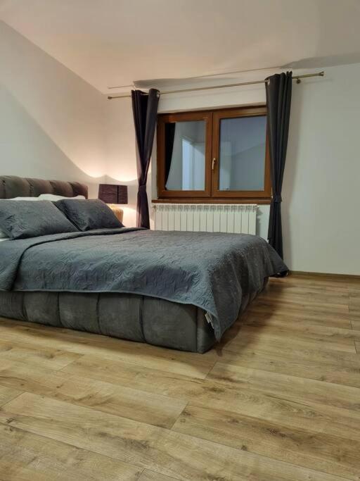 Cozy Apartment Near City Center Bucarest Esterno foto
