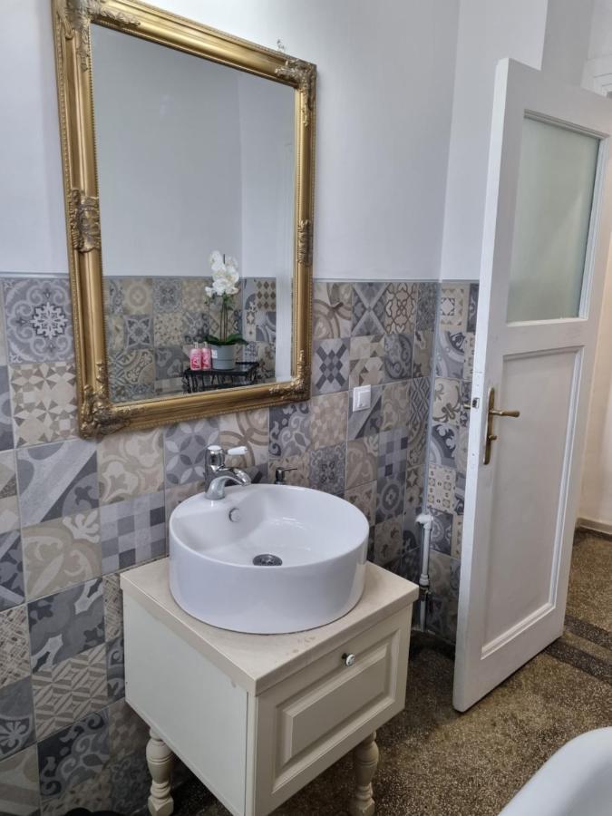 Cozy Apartment Near City Center Bucarest Esterno foto