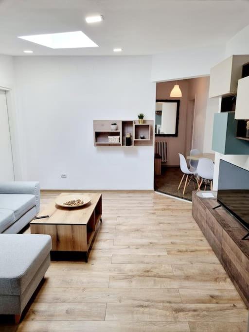 Cozy Apartment Near City Center Bucarest Esterno foto